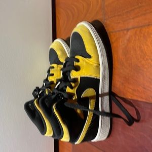 Yellow and black Jordan 1 size 5 kids